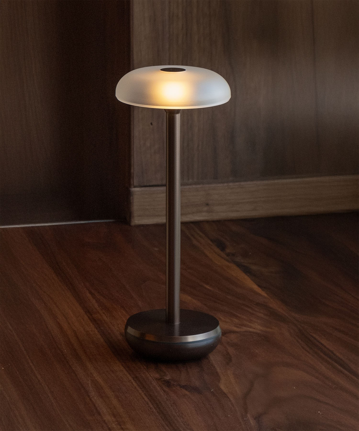 Lampe rechargeable Air par Humble, aluminium, 8 finitions lampe rechargeable Air Humble, finition Bronze PC Frosted sur un parquet