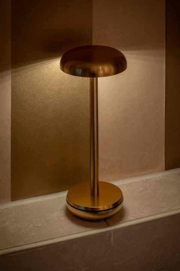 lampe rechargeable Air Humble, en situation, finition Gold sur un rebord
