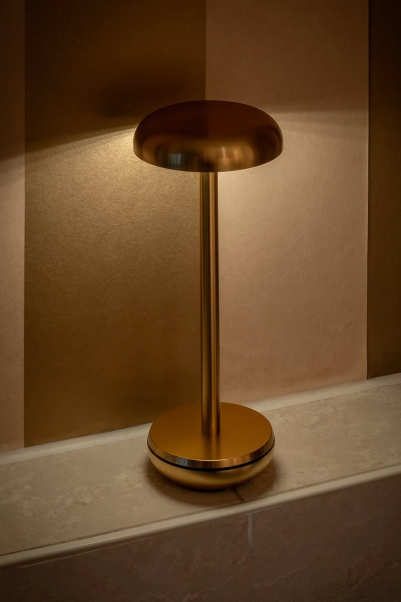 Lampe rechargeable Air par Humble, aluminium, 8 finitions lampe rechargeable Air Humble, en situation, finition Gold sur un rebord