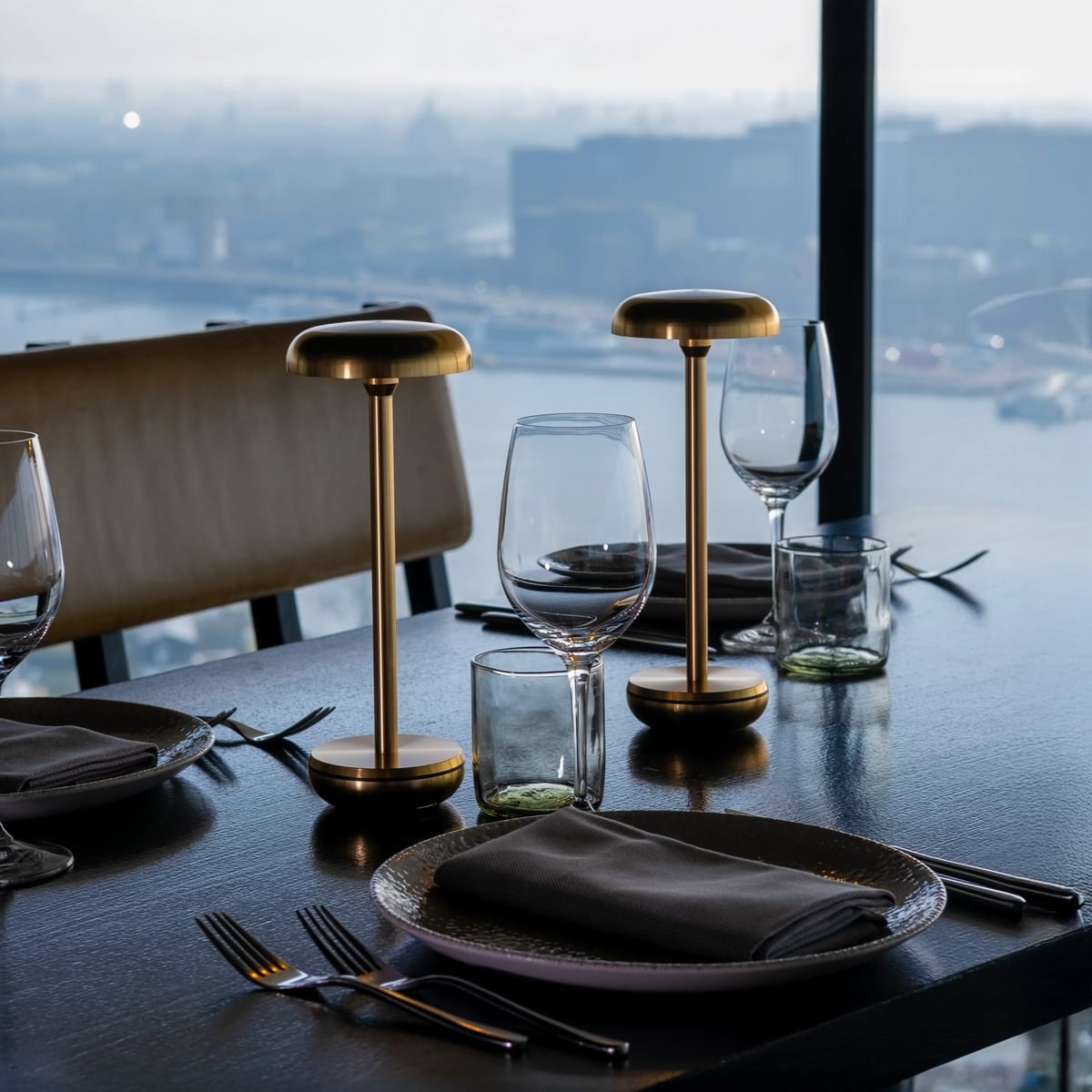 Lampe rechargeable Air par Humble, aluminium, 8 finitions lampe rechargeable Air Humble, finition Gold sur une table dressée