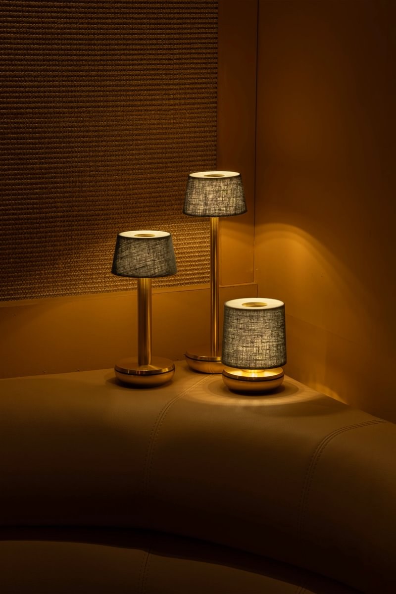 Lampe rechargeable Air par Humble, aluminium, 8 finitions lampe rechargeable Air Humble, lampes à abat-jour en lin allumées dans un salon