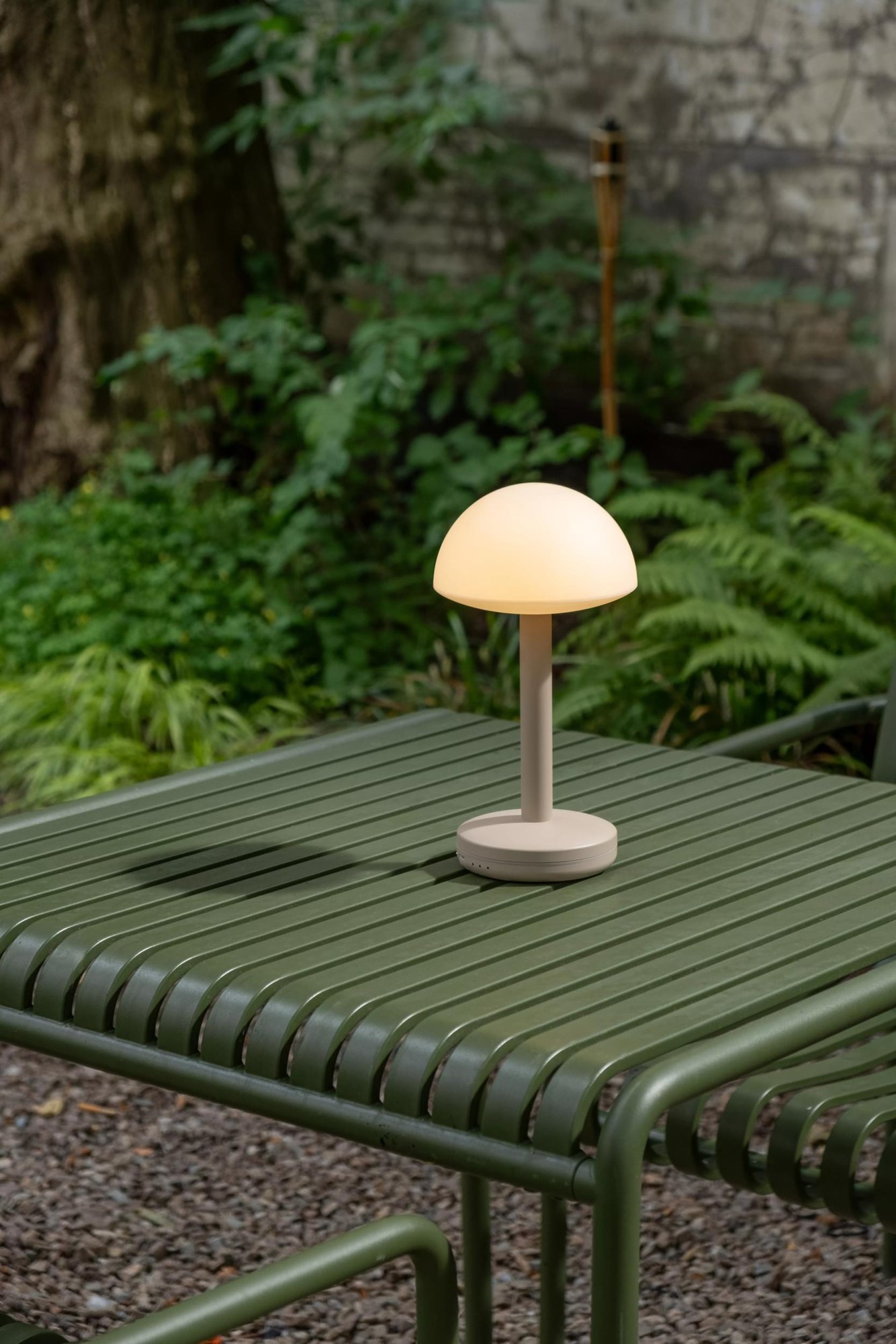 Lampe rechargeable Bug par Humble, aluminium et polycarbonate lampe rechargeable Bug Humble, finition Beige Frosted sur une table de jardin