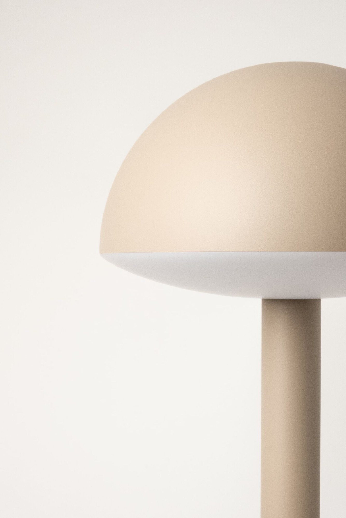 Lampe rechargeable Bug par Humble, aluminium et polycarbonate lampe rechargeable Bug Humble, détail du dôme beige