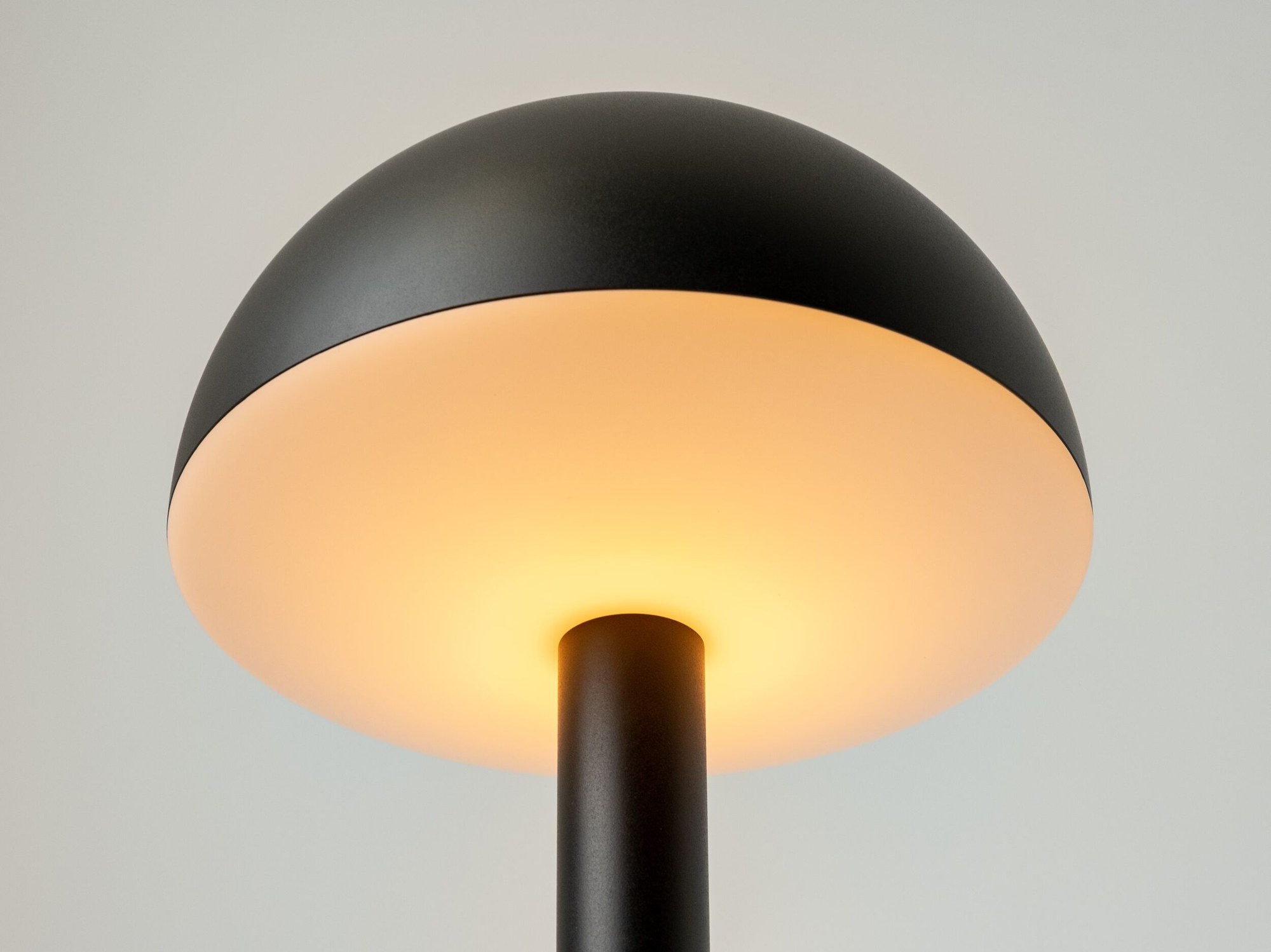 Lampe rechargeable Bug par Humble, aluminium et polycarbonate lampe rechargeable Bug Humble, détail du dôme noir allumé