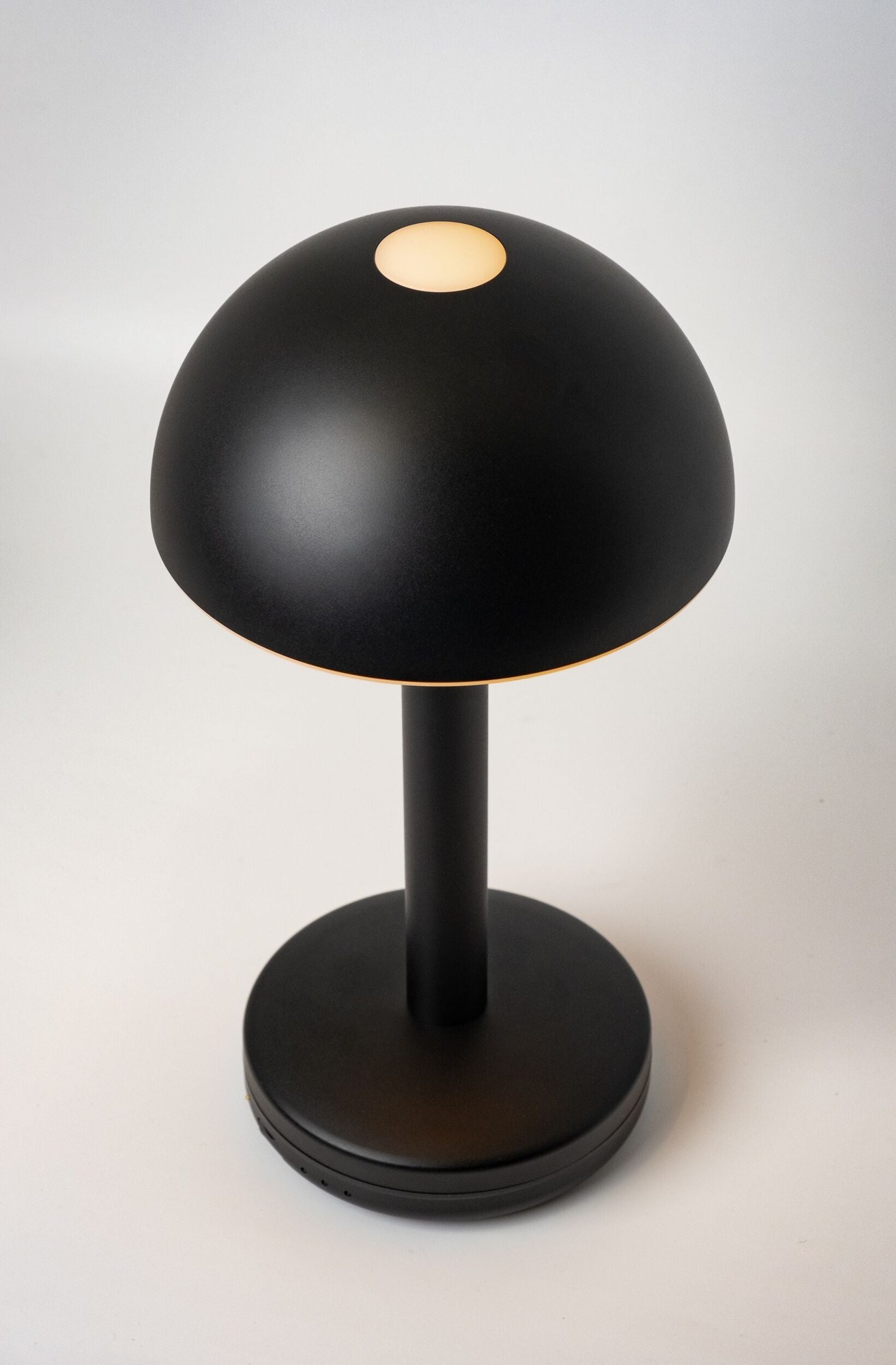 Lampe rechargeable Bug par Humble, aluminium et polycarbonate lampe rechargeable Bug Humble, finition Black, dôme en aluminium