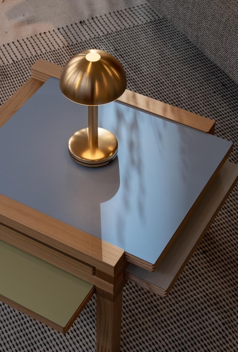 Lampe rechargeable Bug par Humble, aluminium et polycarbonate lampe rechargeable Bug Humble, finition Gold sur une table basse