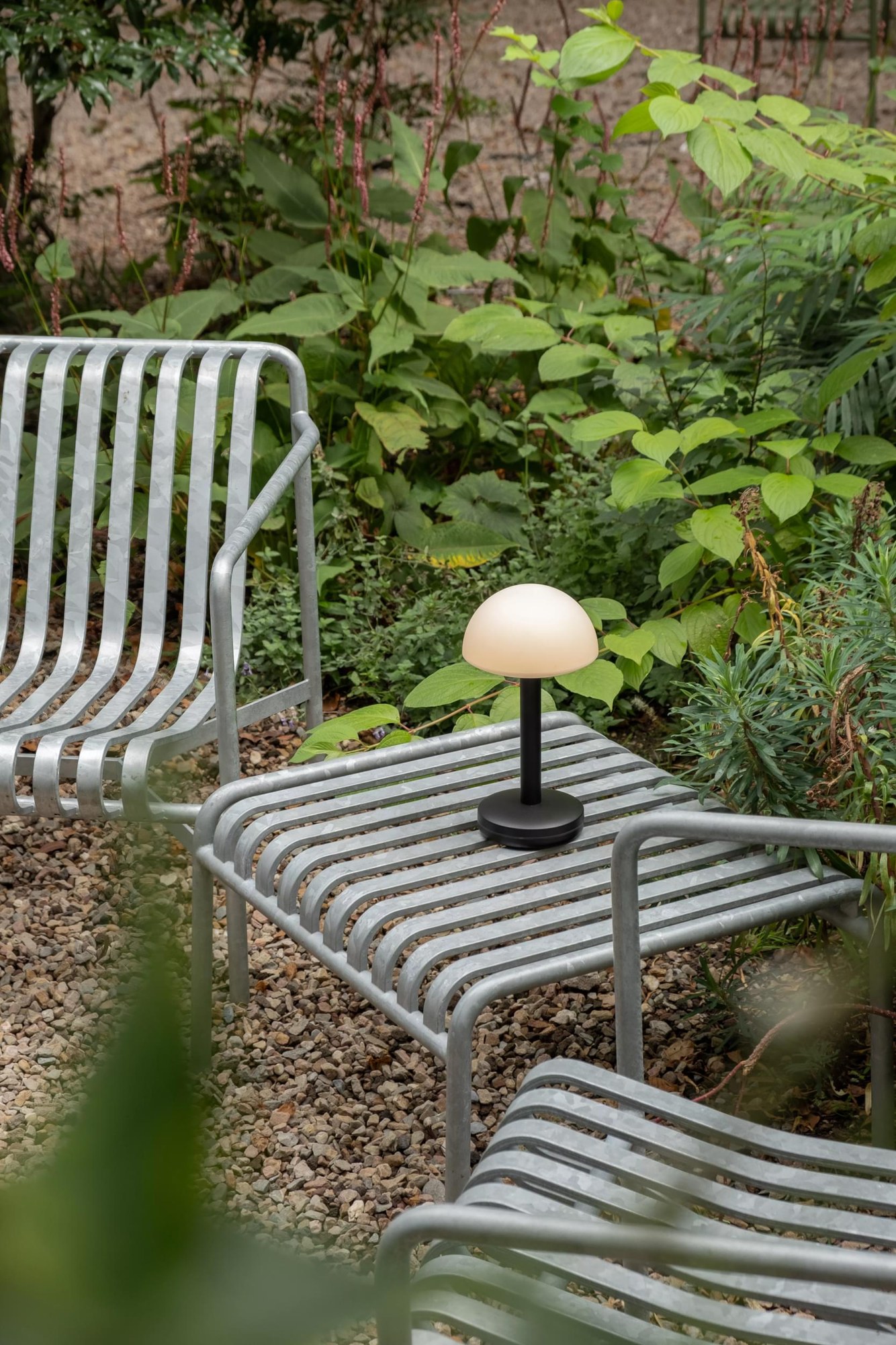 Lampe rechargeable Bug par Humble, aluminium et polycarbonate lampe rechargeable Bug Humble, finition Black Frosted dans un jardin
