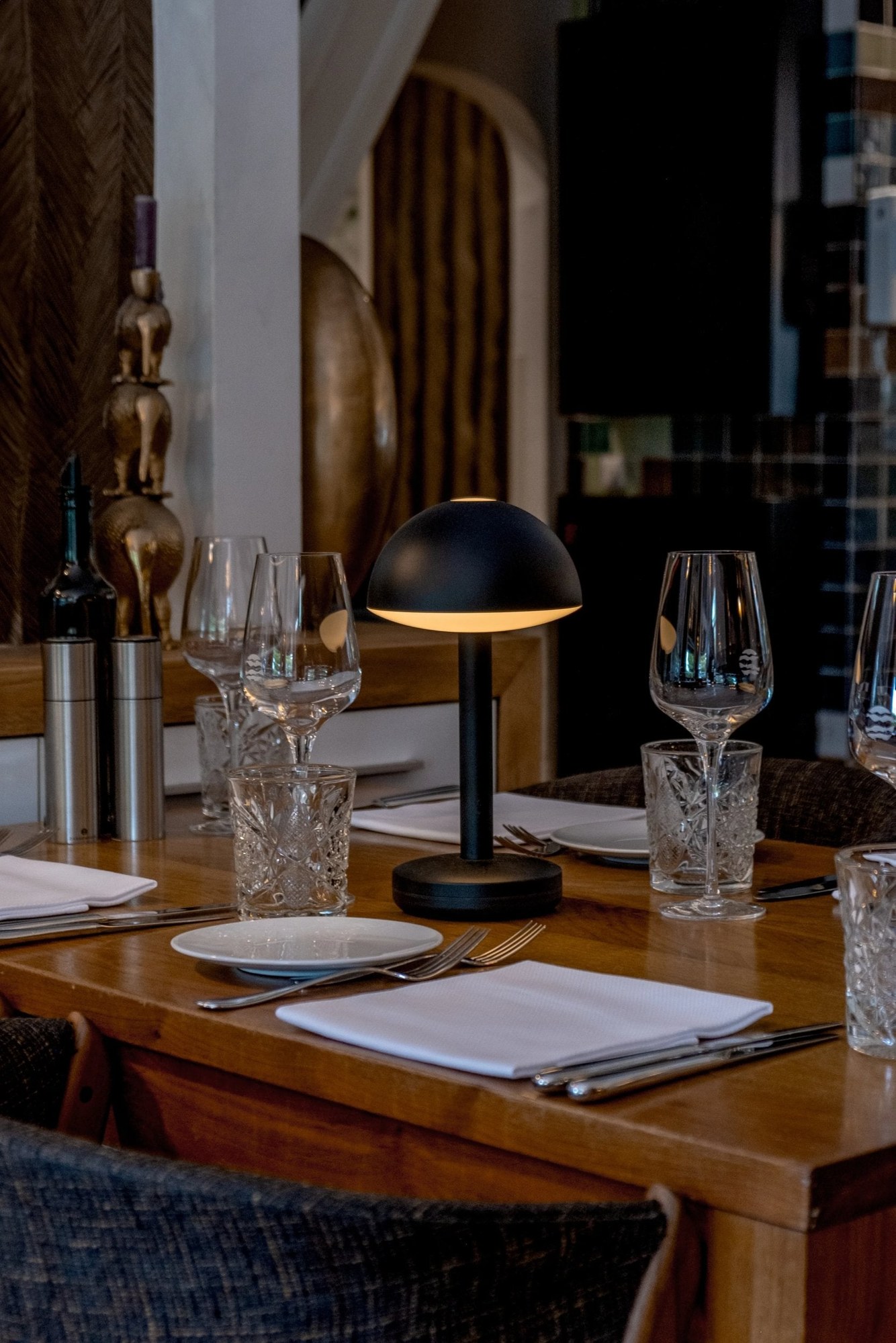 Lampe rechargeable Bug par Humble, aluminium et polycarbonate lampe rechargeable Bug Humble, en situation, finition Black sur une table dressée