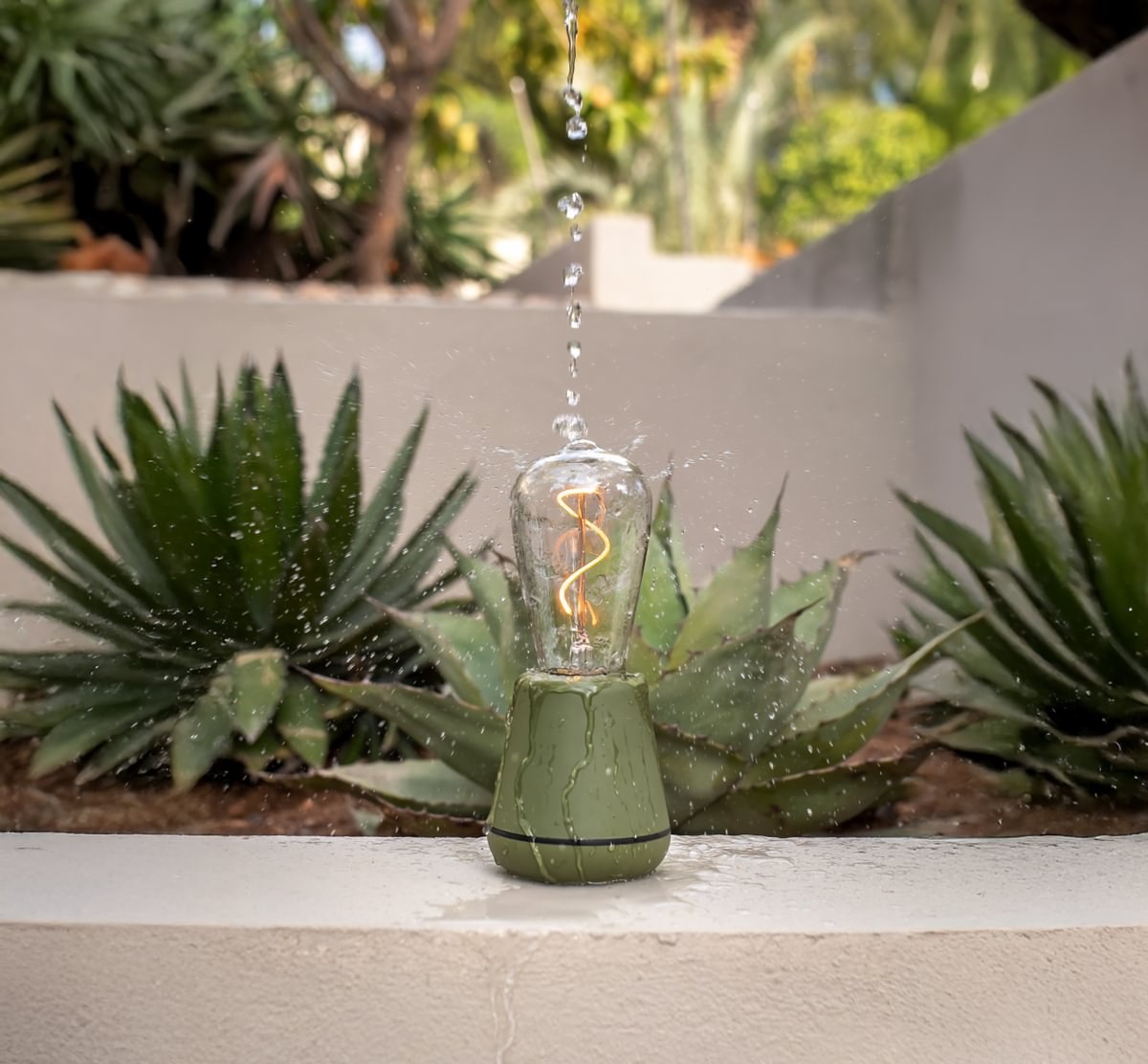 Lampe rechargeable One par Humble, ampoule à filament visible lampe rechargeable One Humble, finition Moss en extérieur