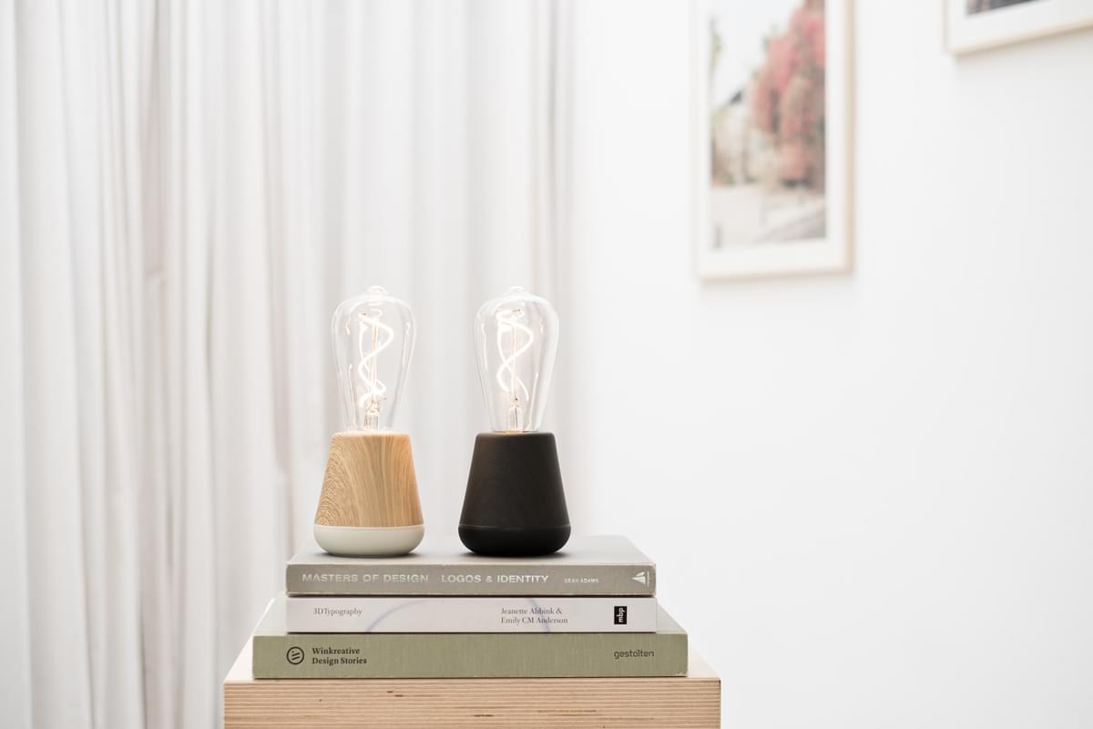 Lampe rechargeable One par Humble, ampoule à filament visible lampe rechargeable One Humble, finitions Oak et Black Wood côte à côte