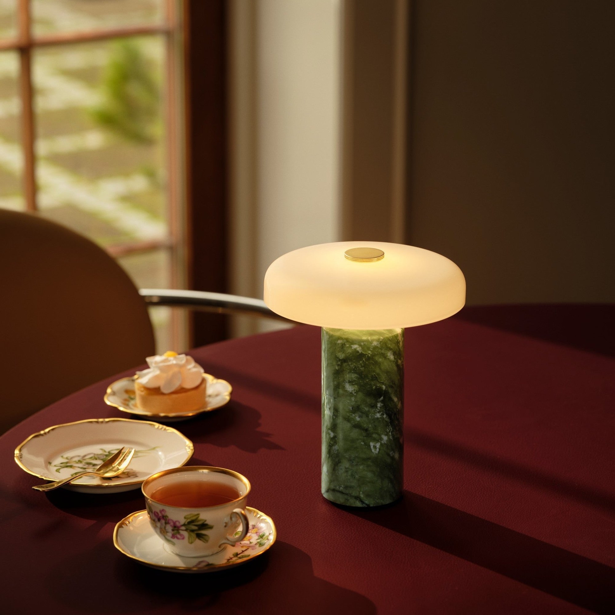Lampe rechargeable Trip par Design by Us, marbre et verre lampe rechargeable Trip Design by Us, coloris Apple sur une table