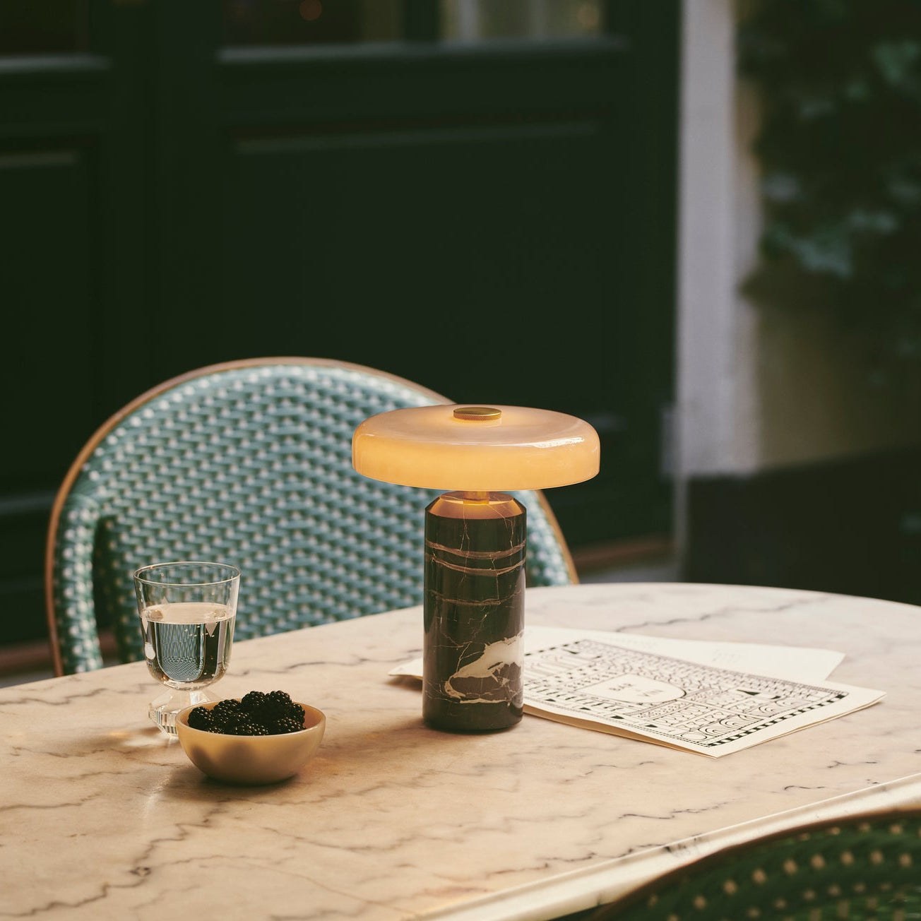 Lampe rechargeable Trip par Design by Us, marbre et verre lampe rechargeable Trip Design by Us, coloris Ash allumée sur une table de café