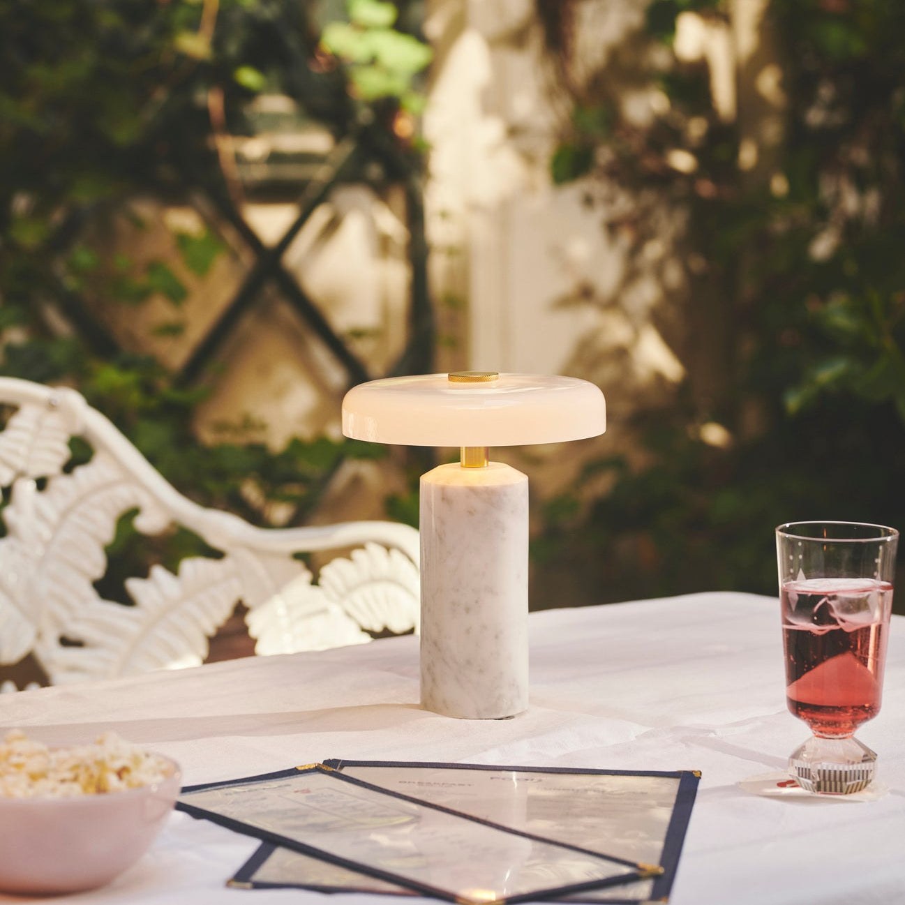Lampe rechargeable Trip par Design by Us, marbre et verre lampe rechargeable Trip Design by Us, coloris Carrara allumée