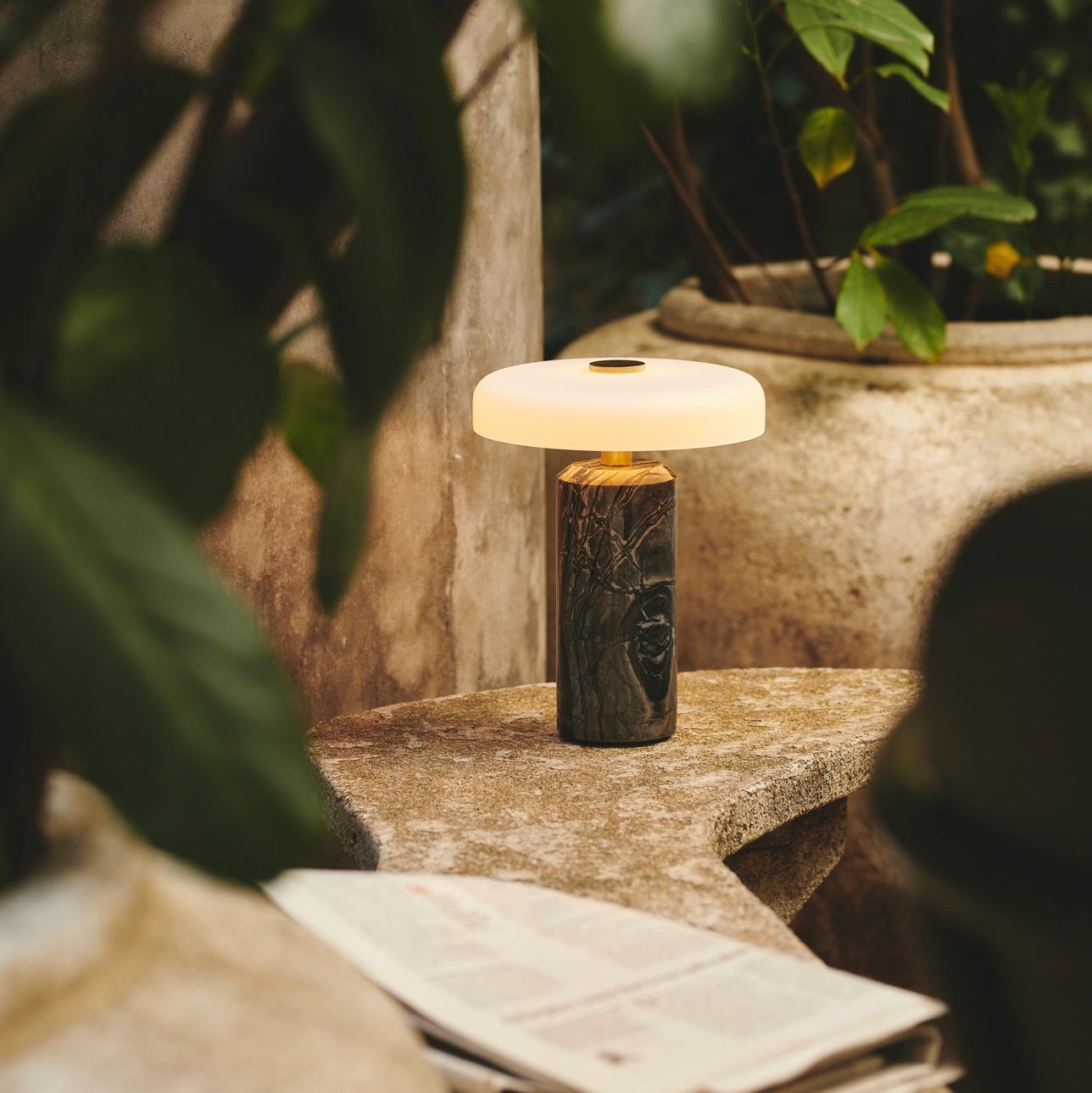 Lampe rechargeable Trip par Design by Us, marbre et verre lampe rechargeable Trip Design by Us, coloris Charcoal allumée