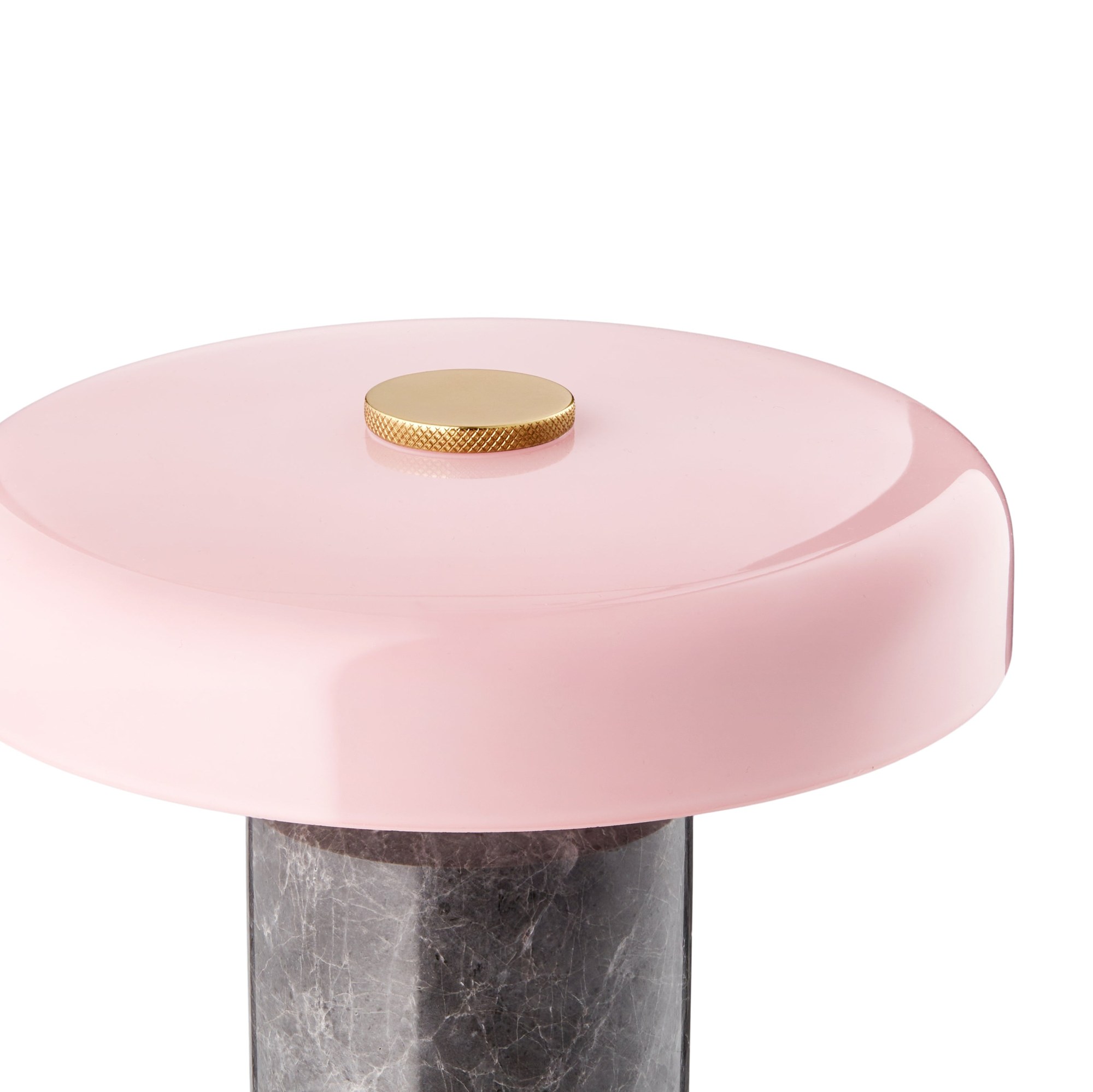 Lampe rechargeable Trip par Design by Us, marbre et verre lampe rechargeable Trip Design by Us, détail de l'abat-jour en verre et du bouton en laiton