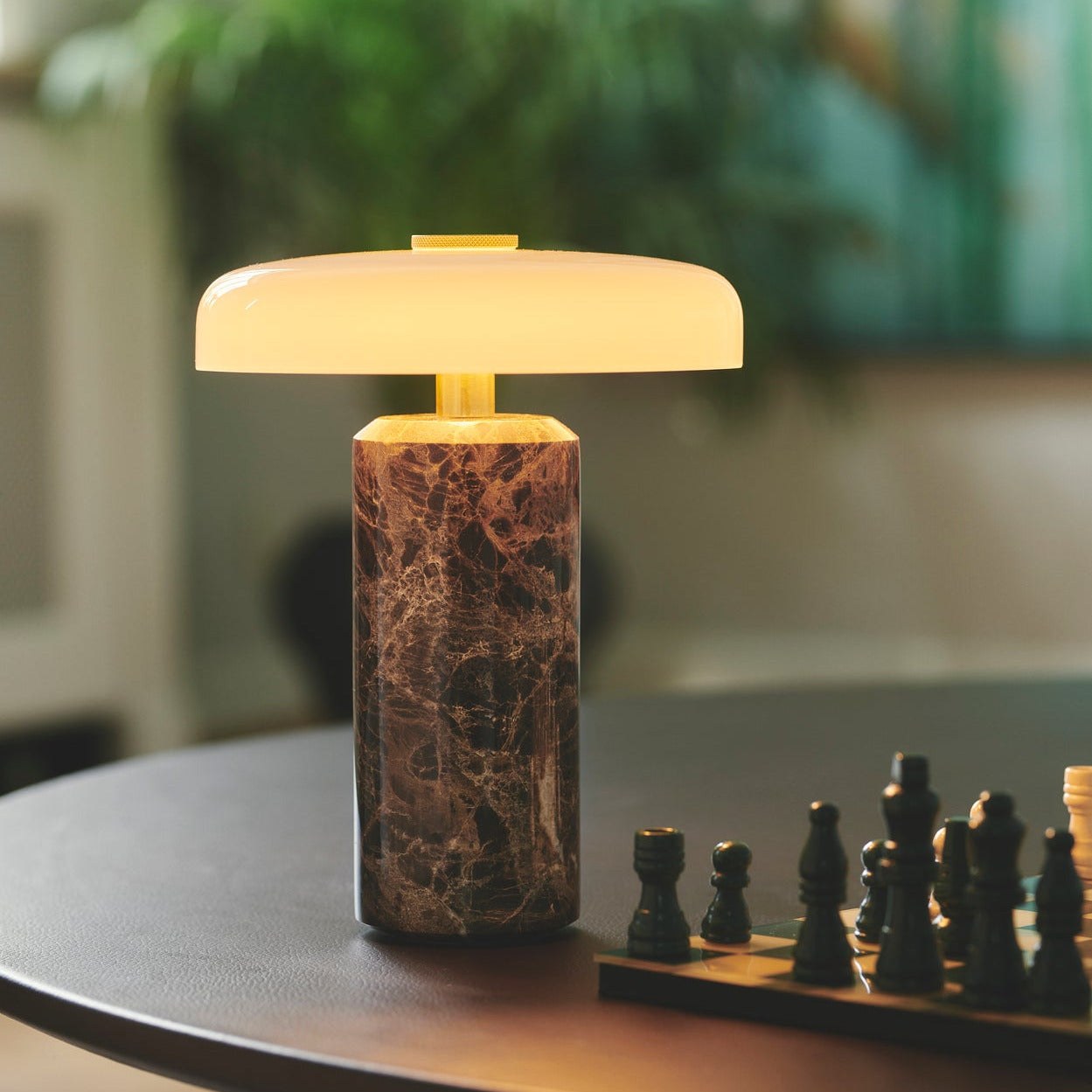 Lampe rechargeable Trip par Design by Us, marbre et verre lampe rechargeable Trip Design by Us, coloris Dark Emperador allumée