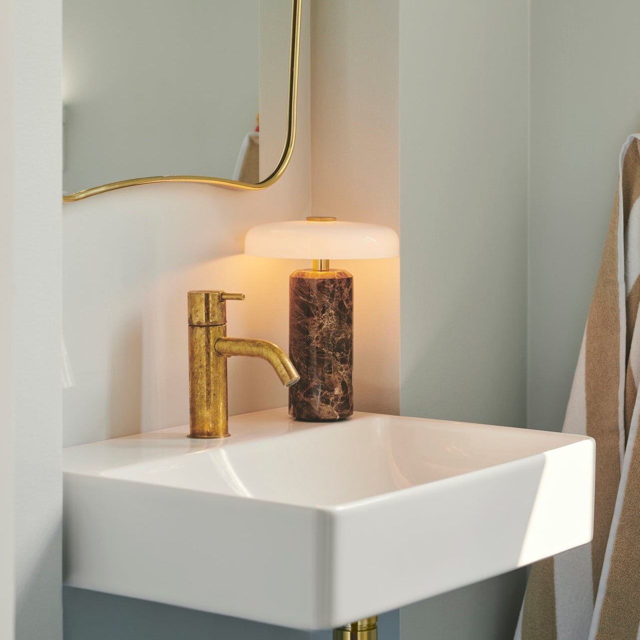 Lampe rechargeable Trip par Design by Us, marbre et verre lampe rechargeable Trip Design by Us, coloris Dark Emperador près d'un lavabo