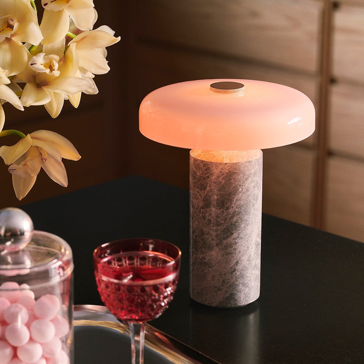 Lampe rechargeable Trip par Design by Us, marbre et verre lampe rechargeable Trip Design by Us, coloris Silver allumée, abat-jour rose