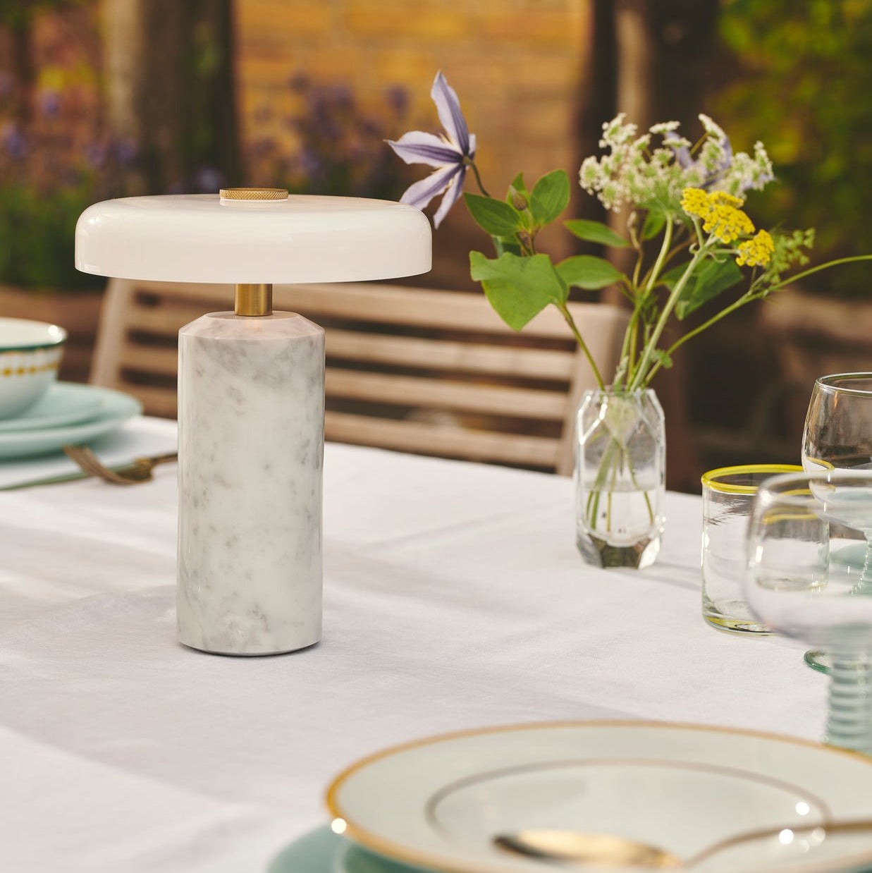 Lampe rechargeable Trip par Design by Us, marbre et verre lampe rechargeable Trip Design by Us, coloris Carrara sur une table dressée