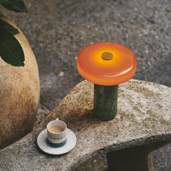lampe rechargeable Trip Design by Us, en situation, coloris Moss ambre