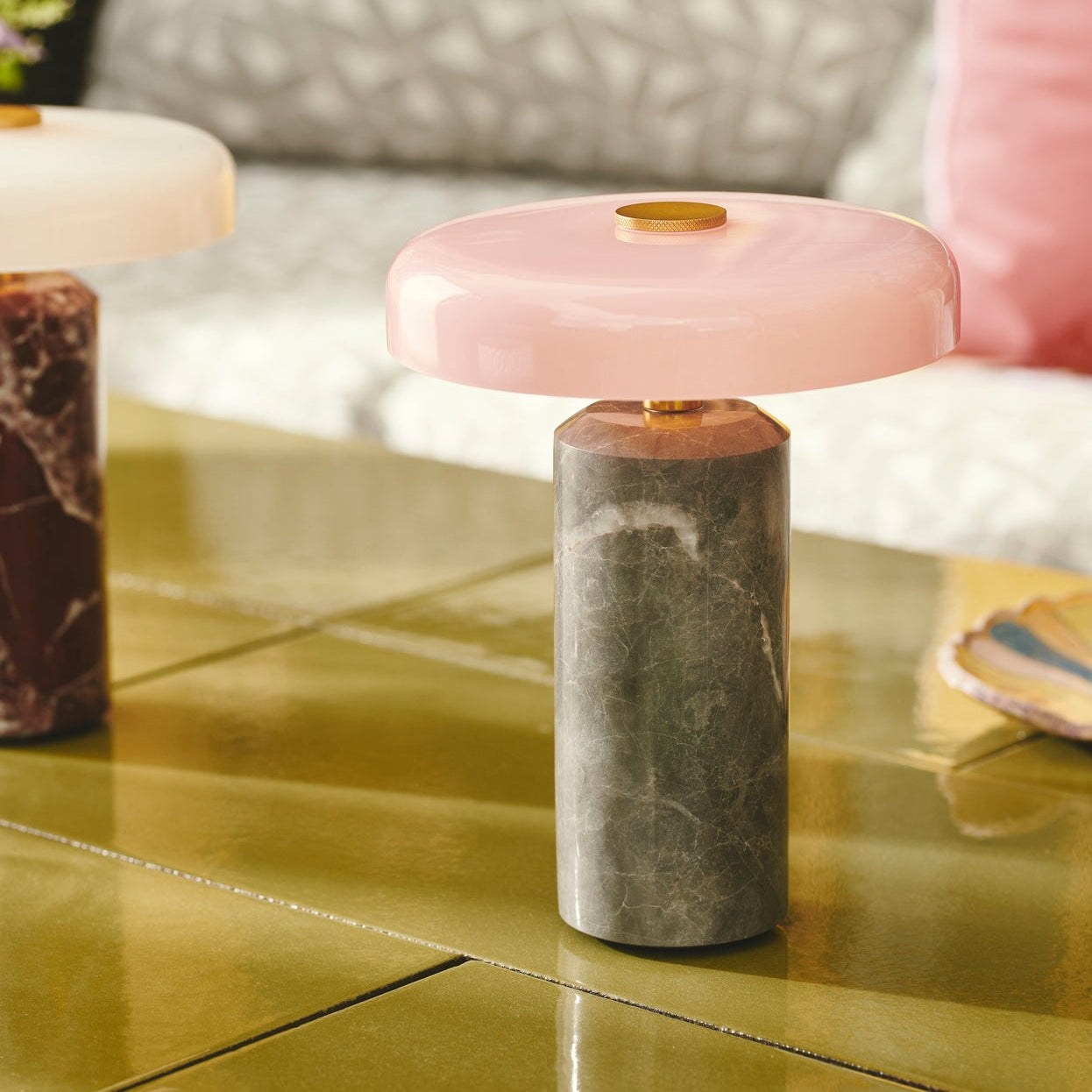 Lampe rechargeable Trip par Design by Us, marbre et verre lampe rechargeable Trip Design by Us, coloris Silver et abat-jour rose