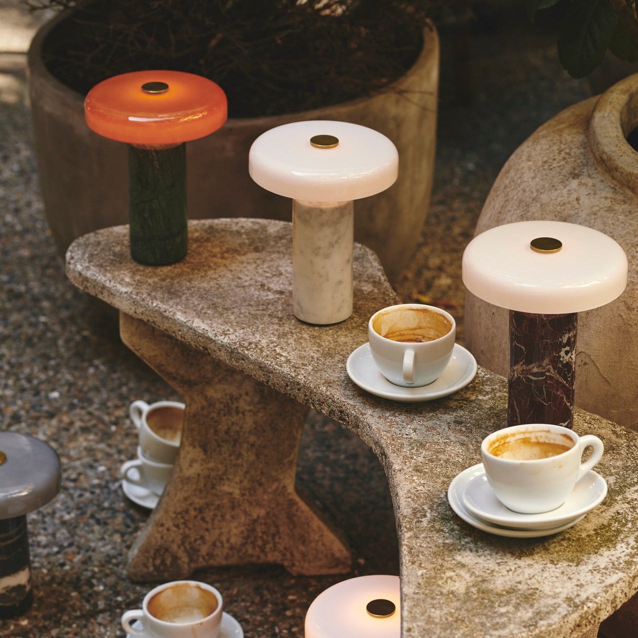 Lampe rechargeable Trip par Design by Us, marbre et verre lampe rechargeable Trip Design by Us, trois coloris sur un banc de pierre