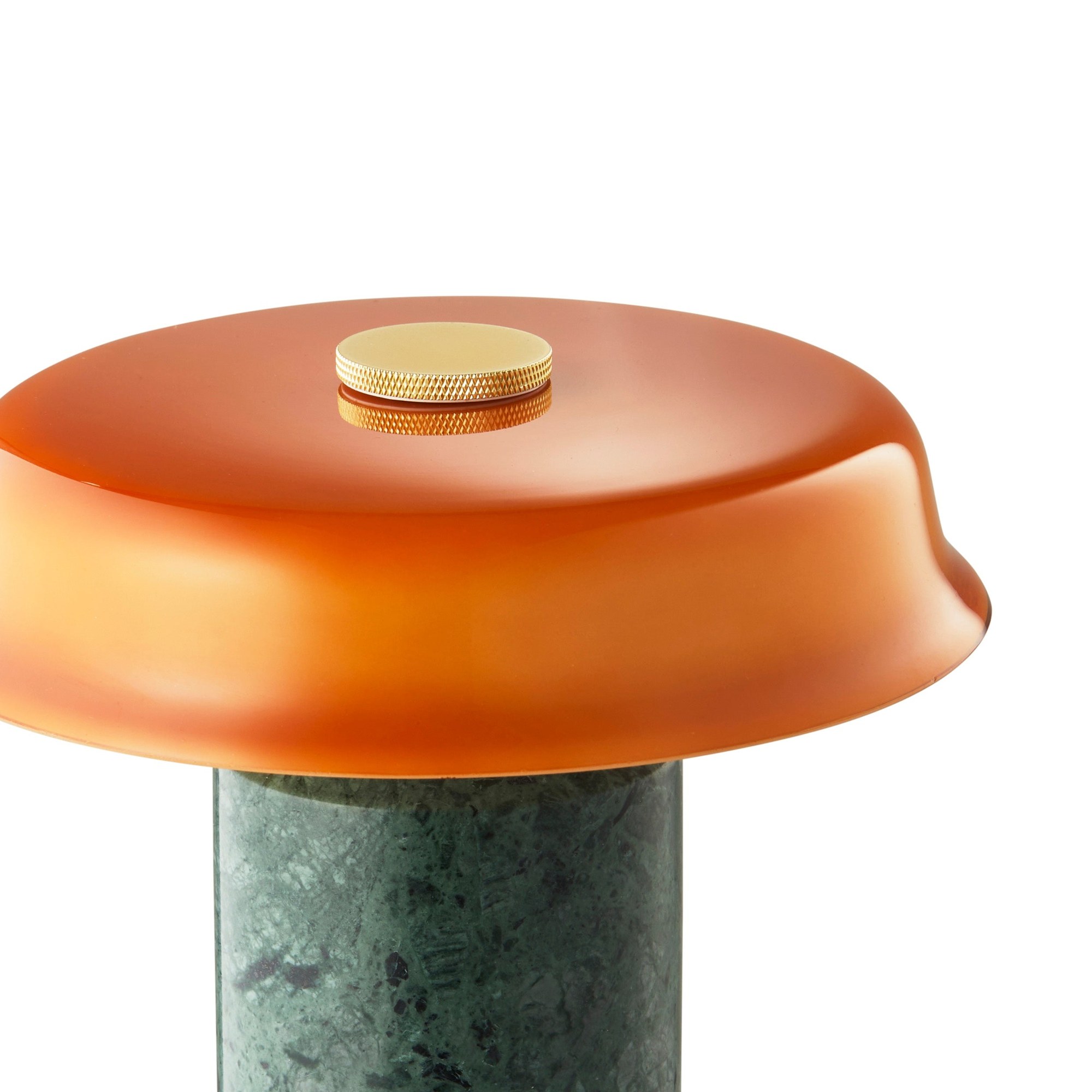 Lampe rechargeable Trip No. 2 par Design by Us, marbre et verre lampe rechargeable Trip No. 2 Design by Us, détail de l'abat-jour ambre et du bouton en laiton