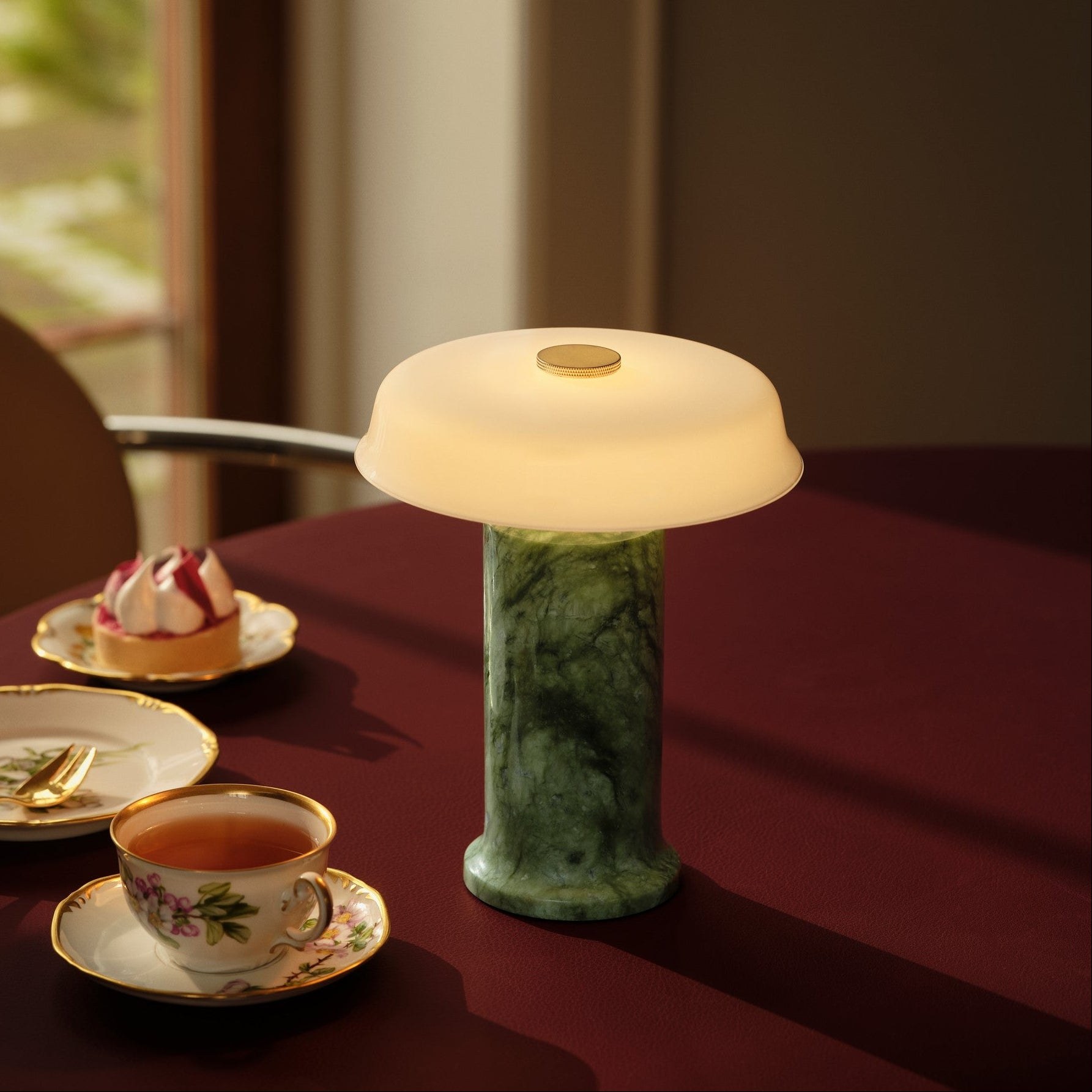 Lampe rechargeable Trip No. 2 par Design by Us, marbre et verre lampe rechargeable Trip No. 2 Design by Us, coloris Apple sur une table