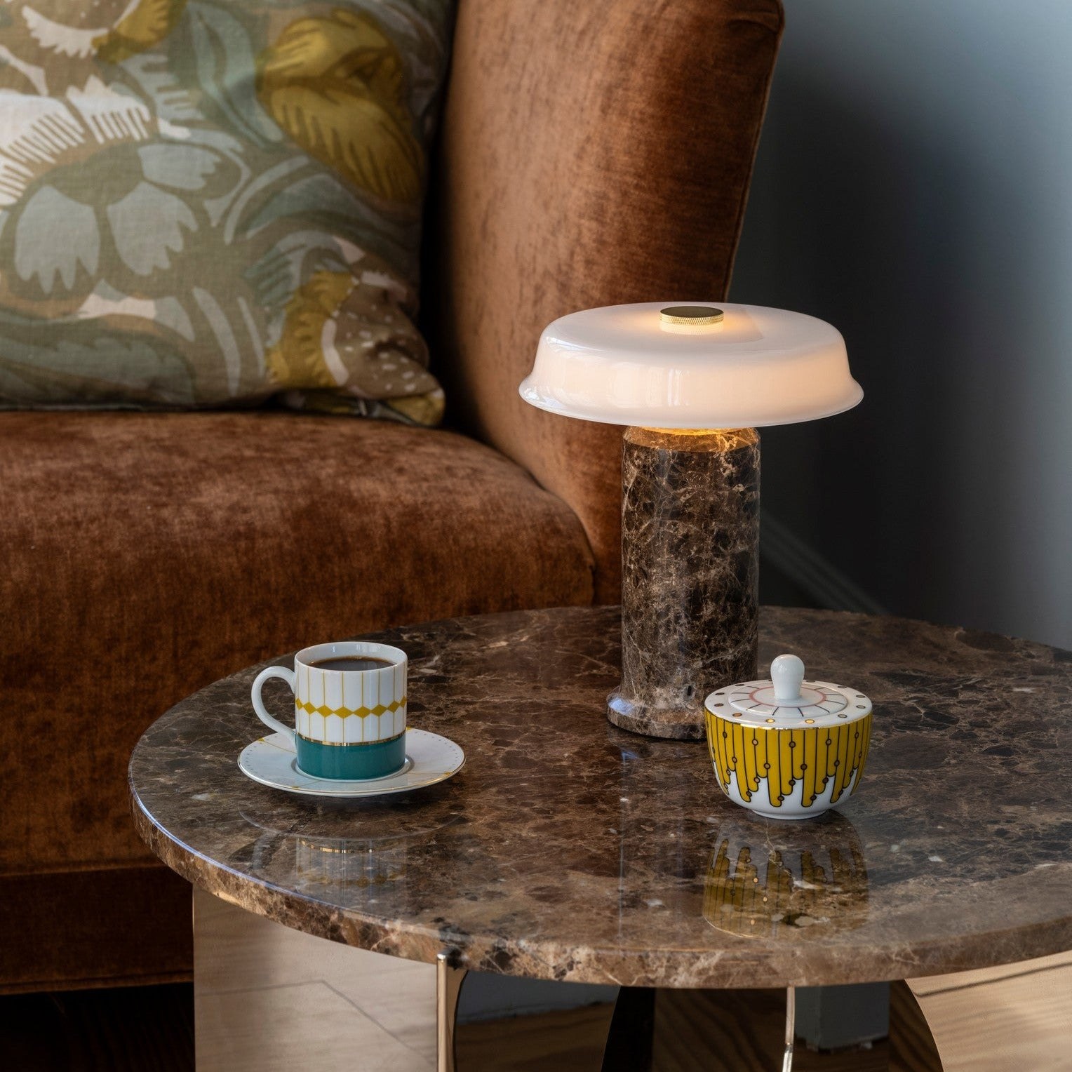 Lampe rechargeable Trip No. 2 par Design by Us, marbre et verre lampe rechargeable Trip No. 2 Design by Us, coloris Dark Emperador sur une table d'appoint