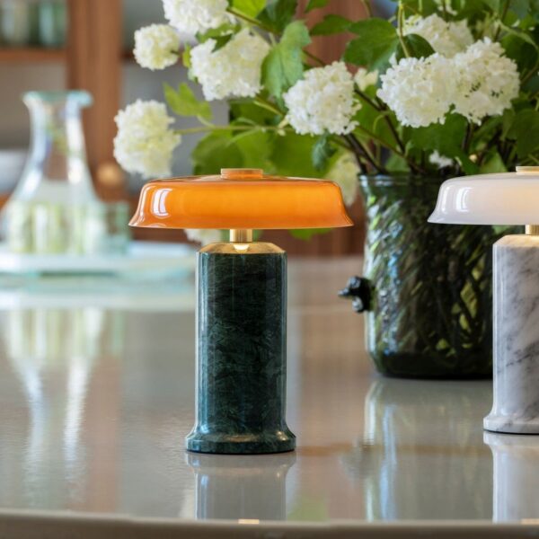 lampe rechargeable Trip No. 2 Design by Us, en situation, coloris Moss ambre
