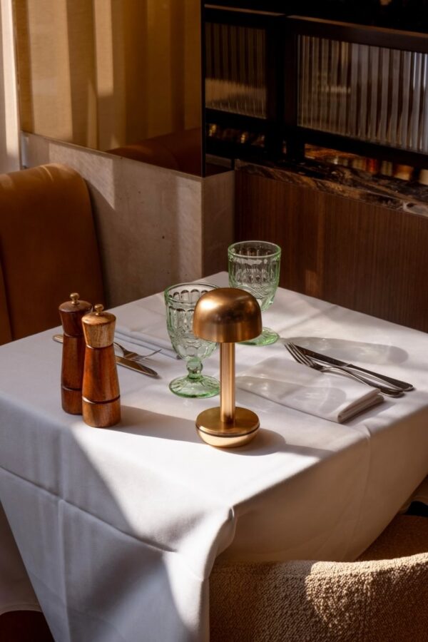 lampe rechargeable Two Humble, en situation sur une table dressée, finition Gold