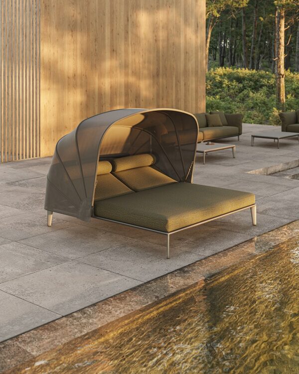 lit de jardin Pasadena Vondom avec toit pliant, au bord d'un bassin