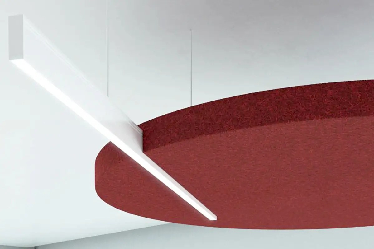 Luminaire acoustique Andamane par Slalom, disques Ø 40, 70 ou 120 cm luminaire acoustique suspendu Slalom Andamane, détail d'un disque rouge traversé par une barre lumineuse