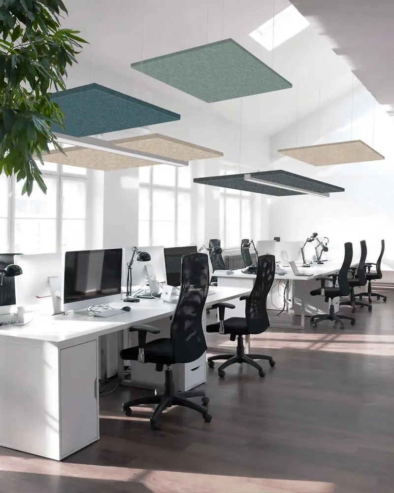 Luminaire acoustique Andamane par Slalom, disques Ø 40, 70 ou 120 cm luminaire acoustique suspendu Slalom Andamane, disques colorés au plafond d'un open space
