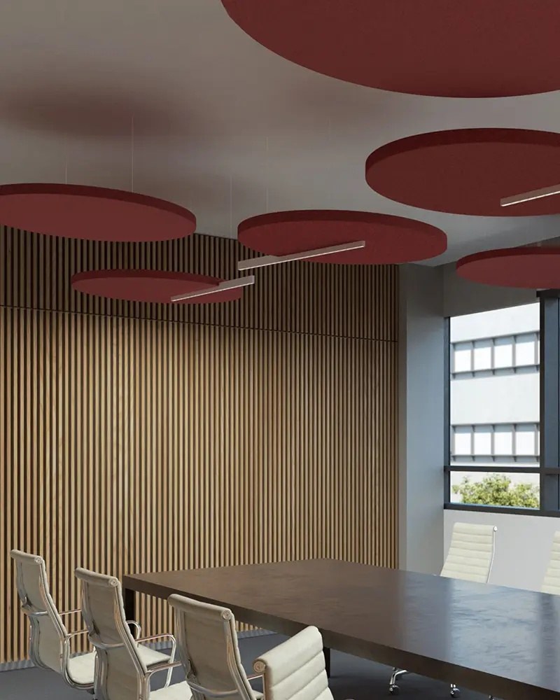Luminaire acoustique Andamane par Slalom, disques Ø 40, 70 ou 120 cm luminaire acoustique suspendu Slalom Andamane, disques rouges au plafond d'une salle de réunion