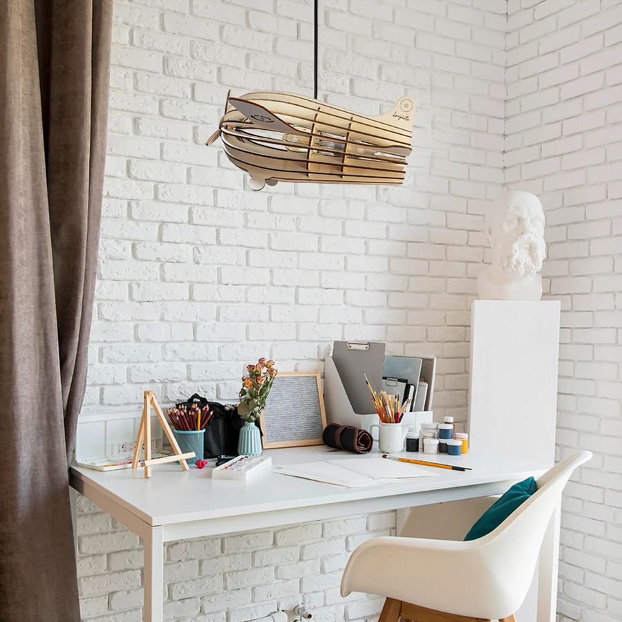 Luminaire chambre enfant ou ado : comment bien le choisir ? Luminaire chambre ado : suspension en bois Atelier Loupiote au-dessus d'un bureau