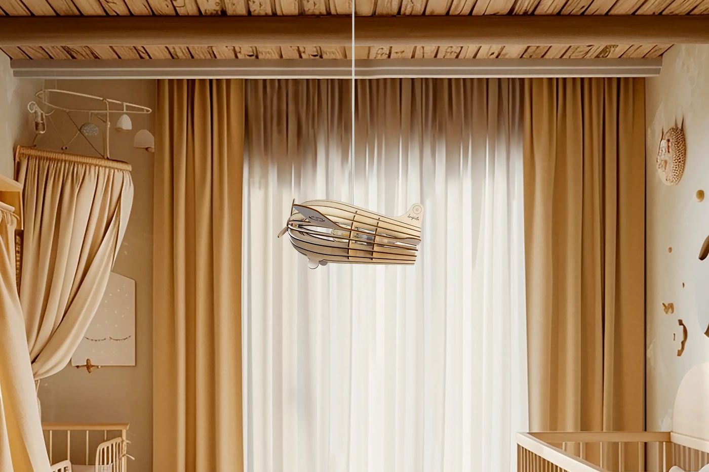 Luminaire chambre enfant ou ado : comment bien le choisir ? Luminaire chambre enfant : suspension avion en bois Atelier Loupiote au-dessus d'un coin bébé