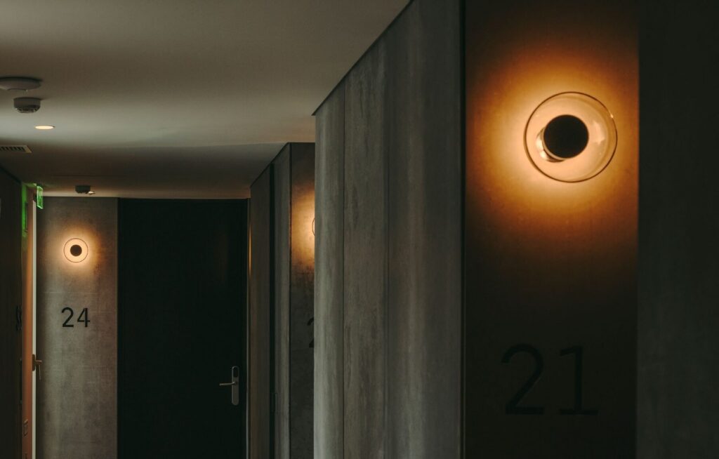 Luminaires professionnels Luminaire professionnel pour hôtel : applique murale Marset Aura dans un couloir de chambres
