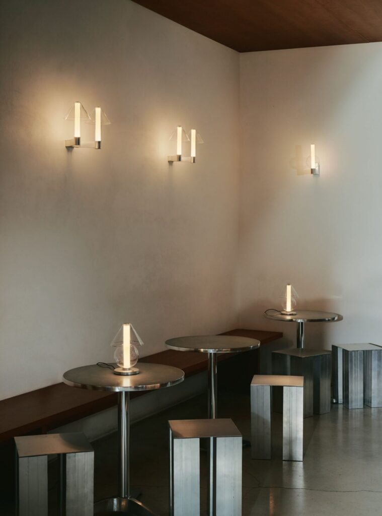 Luminaires professionnels Luminaire restaurant professionnel : appliques Marset Fragile et lampes de table sur les comptoirs d'un bar