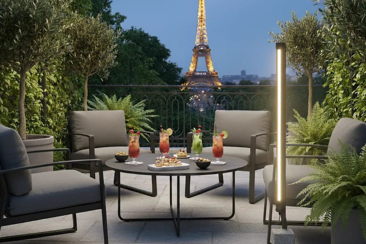 Fournisseur luminaires hôtel : comment bien choisir ? Luminaire terrasse d'hôtel : lampadaire Elements Lighting Lukas IP65 au milieu d'un salon d'extérieur