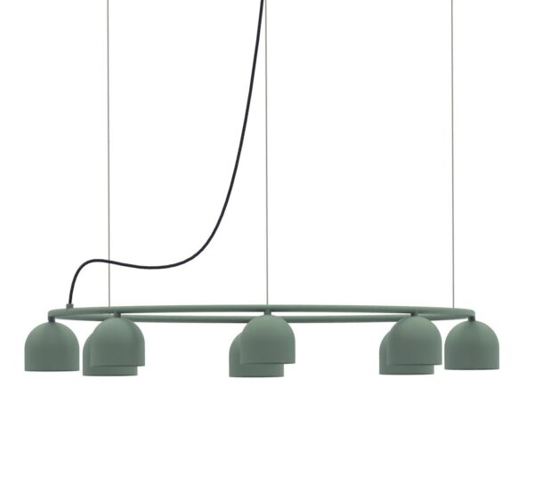 lustre circulaire Rio huit dômes verts sur anneau de 79 cm et trois fils de suspension, fond blanc