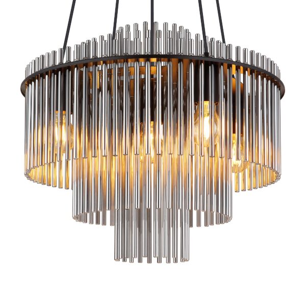 lustre étagé barreaux de verre, gros plan sur les trois niveaux de tiges en verre fumé, allumé