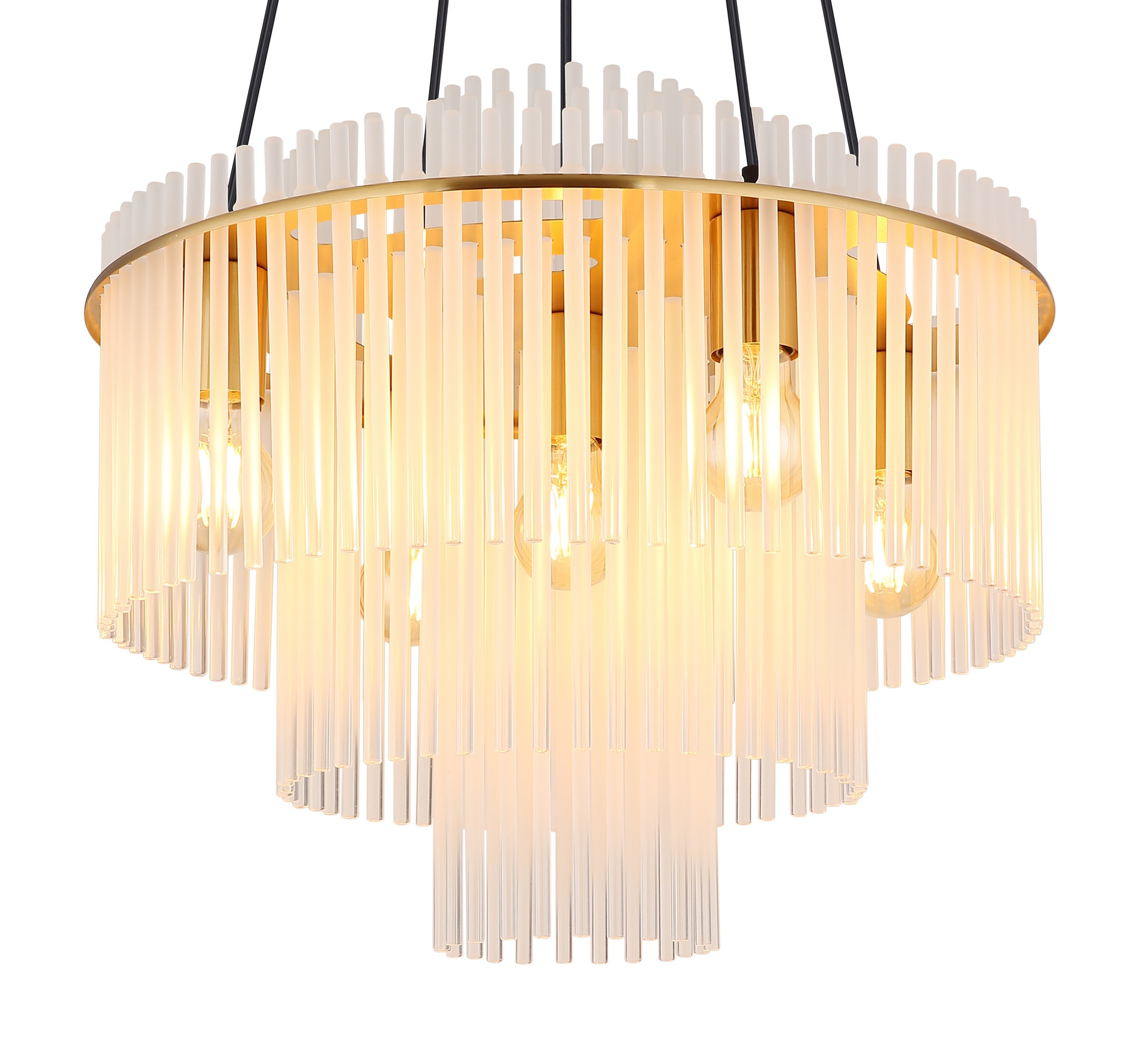 Lustre étagé barreaux de verre, 5 lumières lustre étagé barreaux de verre, gros plan sur les trois niveaux de tiges en verre opale et métal doré, allumé