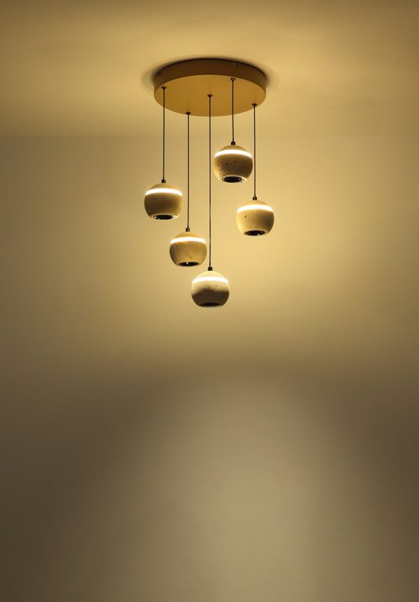 lustre travertin LED 5 boules en cercle allumé, lumière chaude sur le plafond
