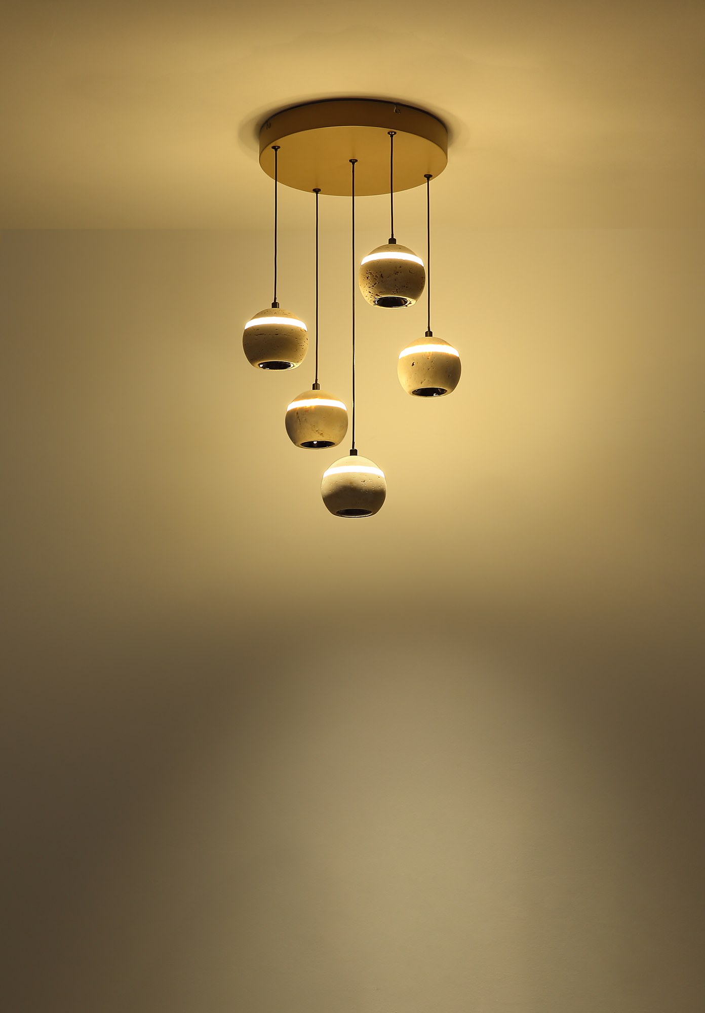 Lustre travertin LED, suspension boule 1 ou 5 lumières lustre travertin LED 5 boules en cercle allumé, lumière chaude sur le plafond
