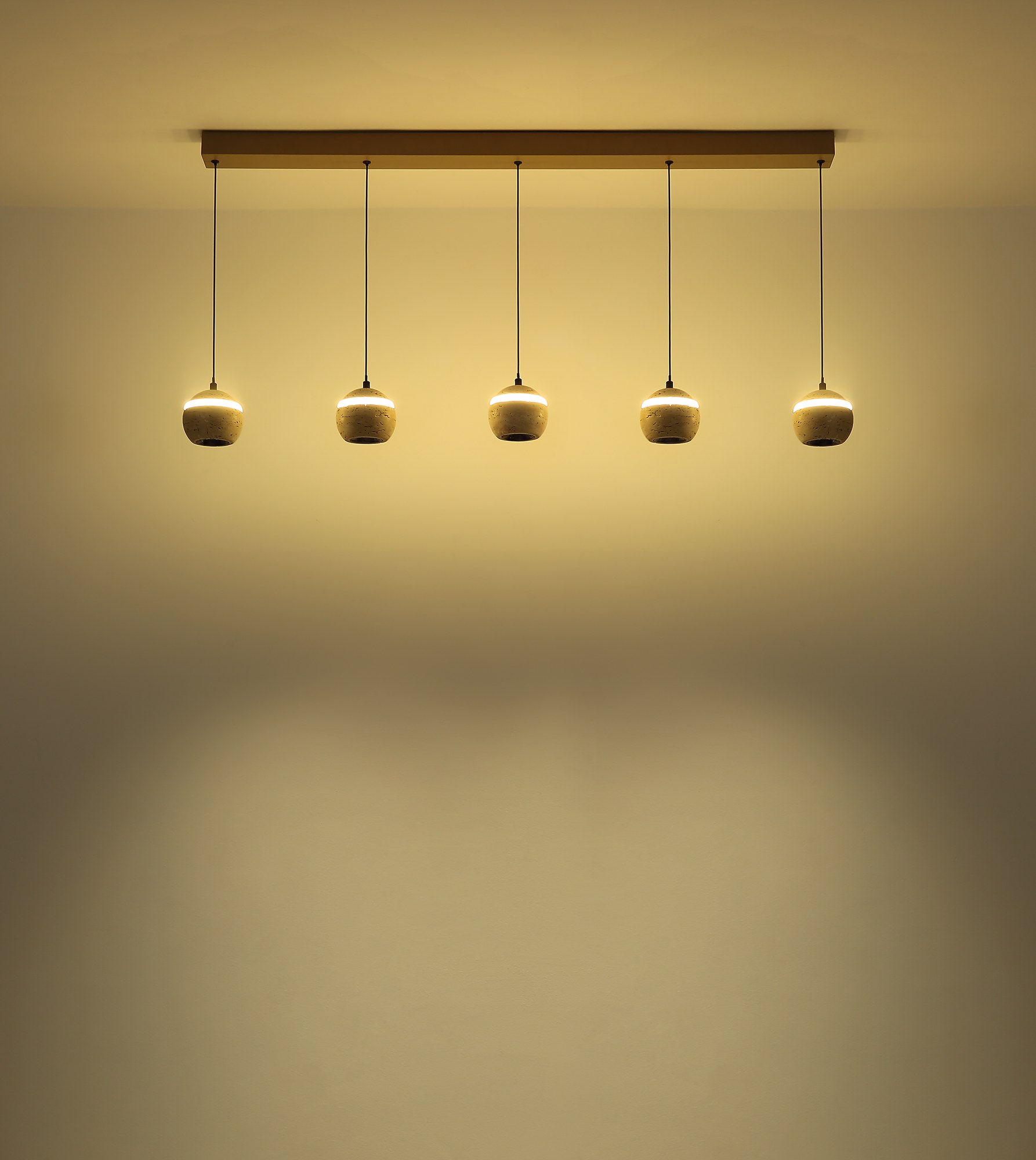 Lustre travertin LED, suspension boule 1 ou 5 lumières lustre travertin LED 5 boules en ligne allumé, lumière chaude sur le mur
