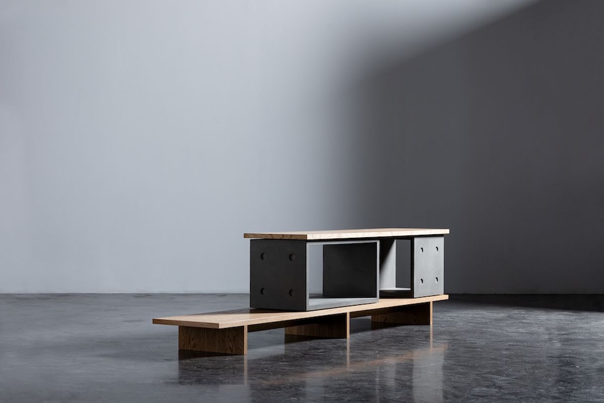 Meuble TV béton : comment bien le choisir pour son salon ? Meuble TV béton Dice Configuration 11 asymétrique avec plateau en chêne à deux hauteurs d'exposition