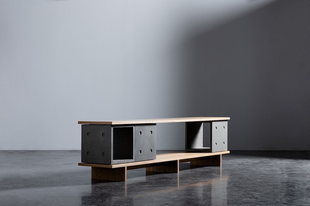 Meuble TV béton : comment bien le choisir pour son salon ? Meuble TV béton Dice Configuration 12 : trois cubes en béton fibré sur un plateau en chêne clair