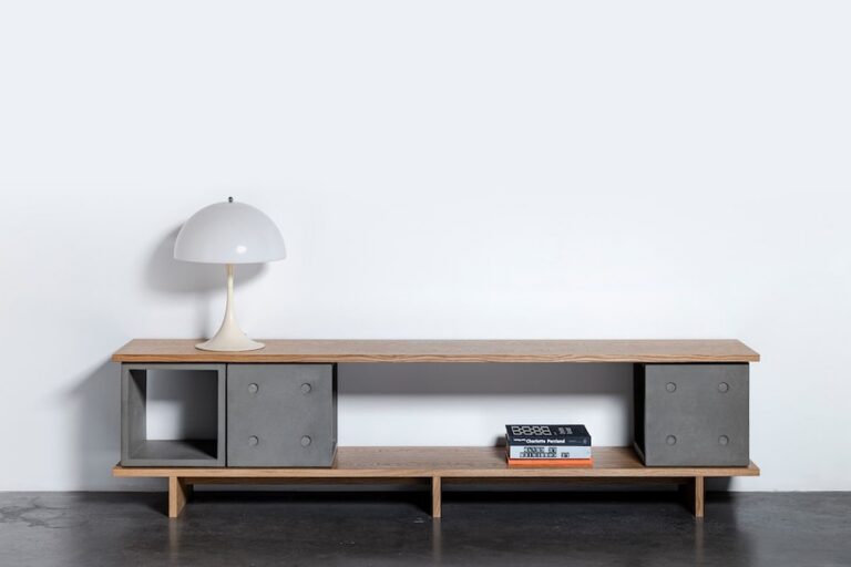 Meuble TV béton Dice de Lyon Béton : plateau en chêne et cubes en béton fibré, lampe posée sur le meuble