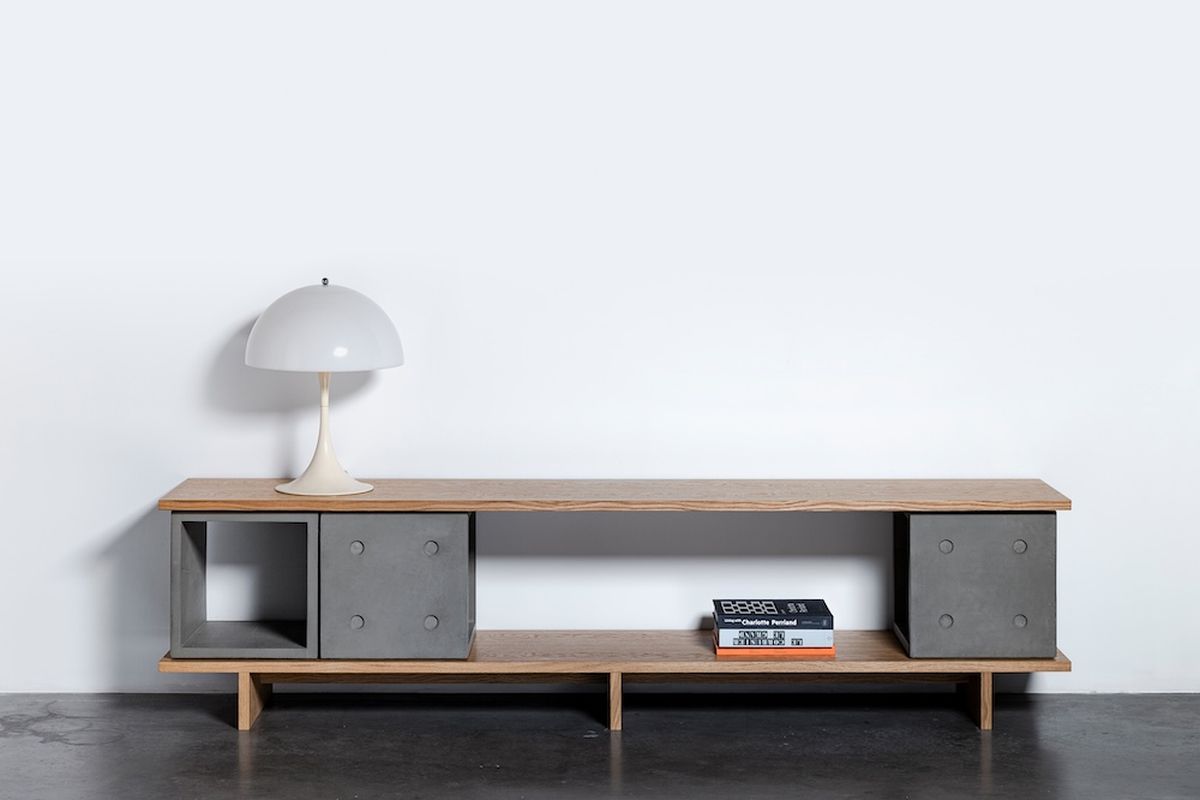 Meuble TV béton : comment bien le choisir pour son salon ? Meuble TV béton Dice de Lyon Béton : plateau en chêne et cubes en béton fibré, lampe posée sur le meuble